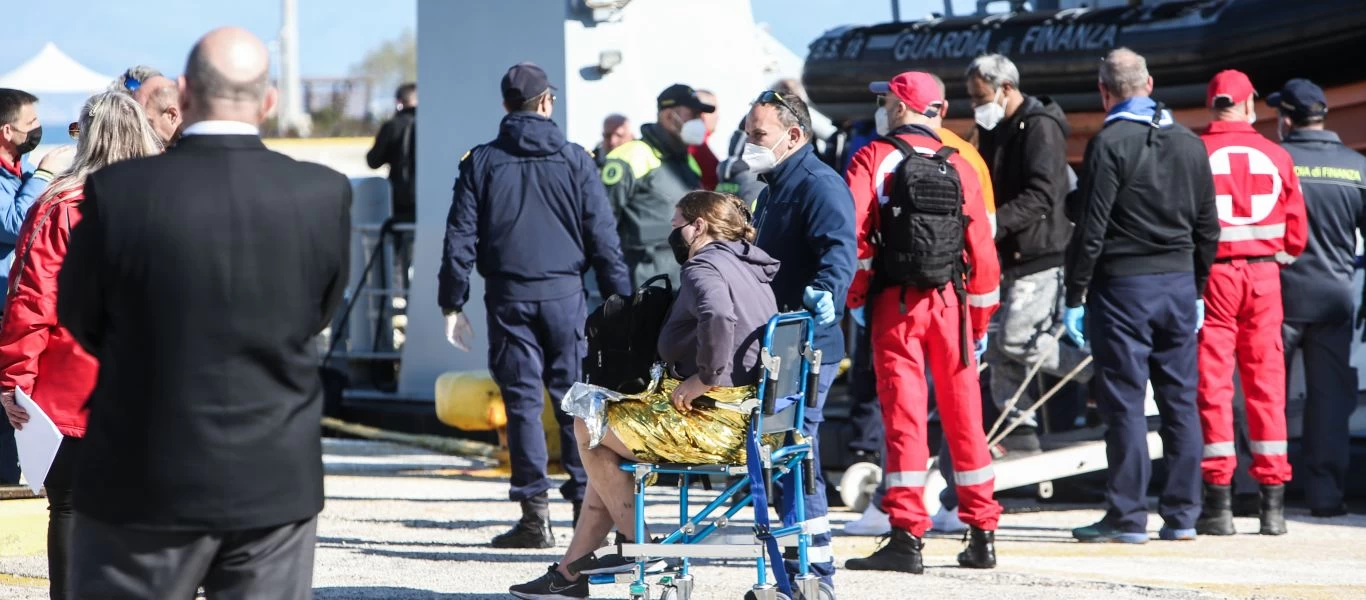 Νεότερη ενημέρωση για τη φωτιά στο πλοίο: Δυο οι εγκλωβισμένοι και δέκα αγνοούμενοι